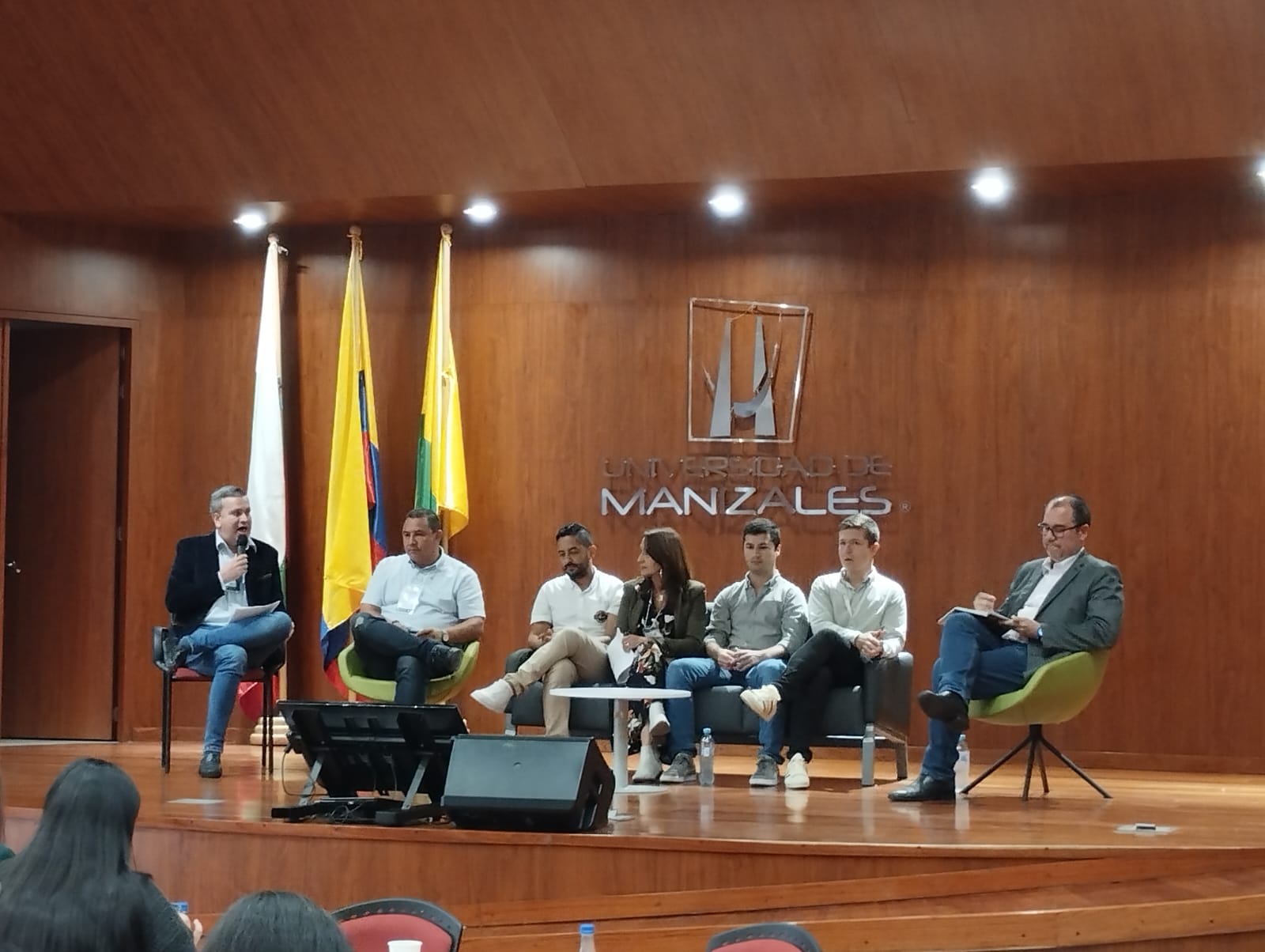 Participación del graduado de la UAM, Daniel Vélez, en panel con graduados.