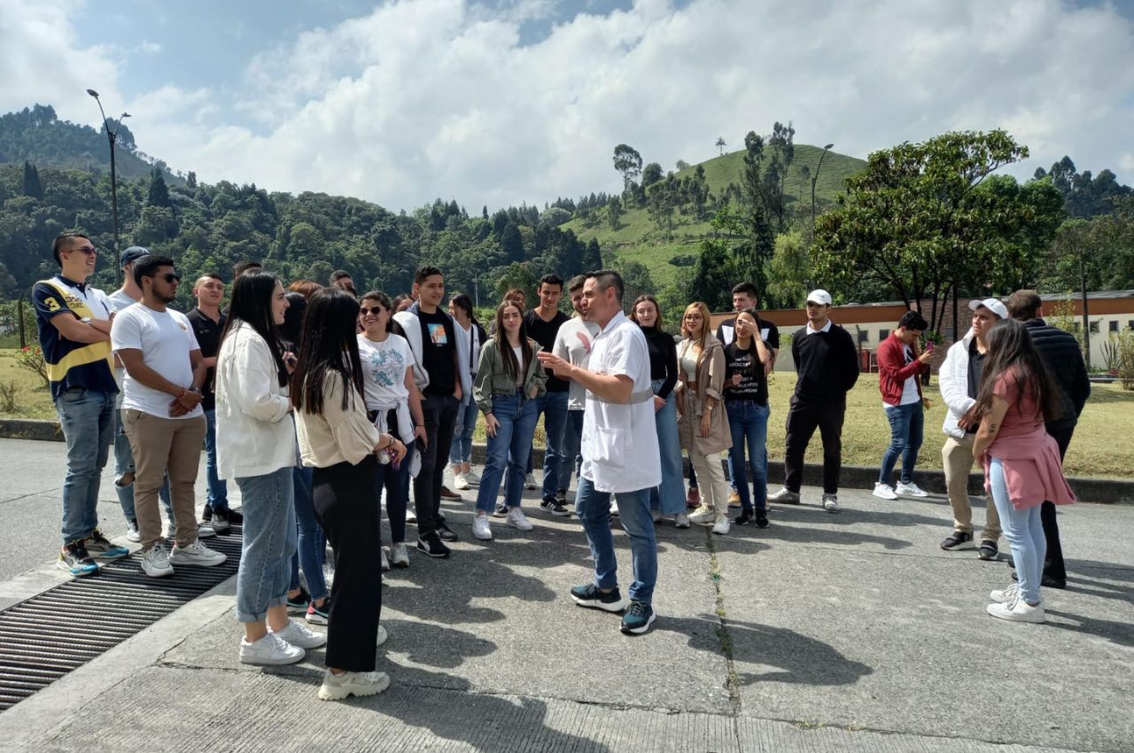 Visita académica a la ILC