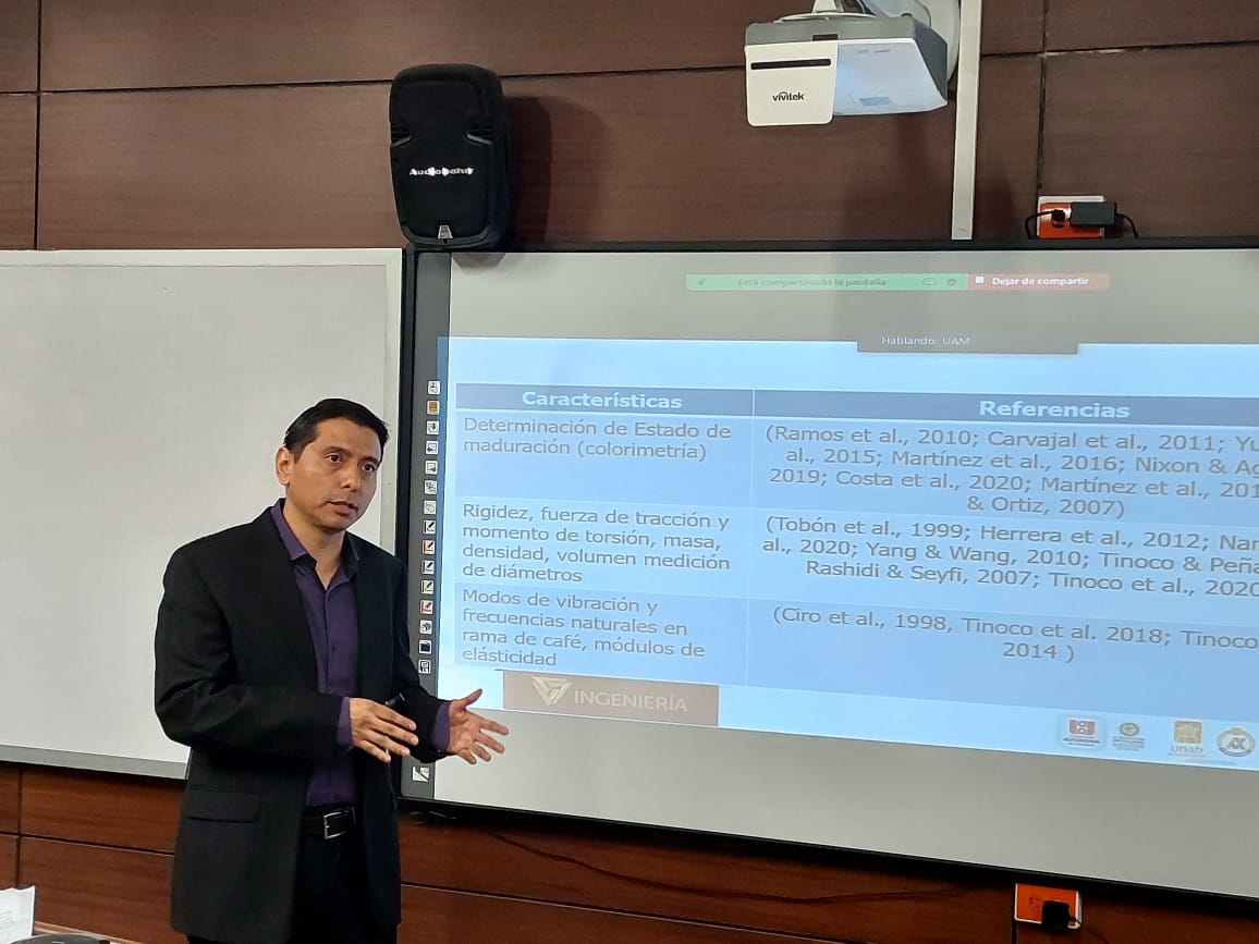 Alexander Rincón Rodríguez expone su investigación relacionada con el Café castillo.