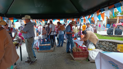 Mercado campesino en Aguada Caldas. Convenio 152-2021. UAM-CEA-Corpocaldas