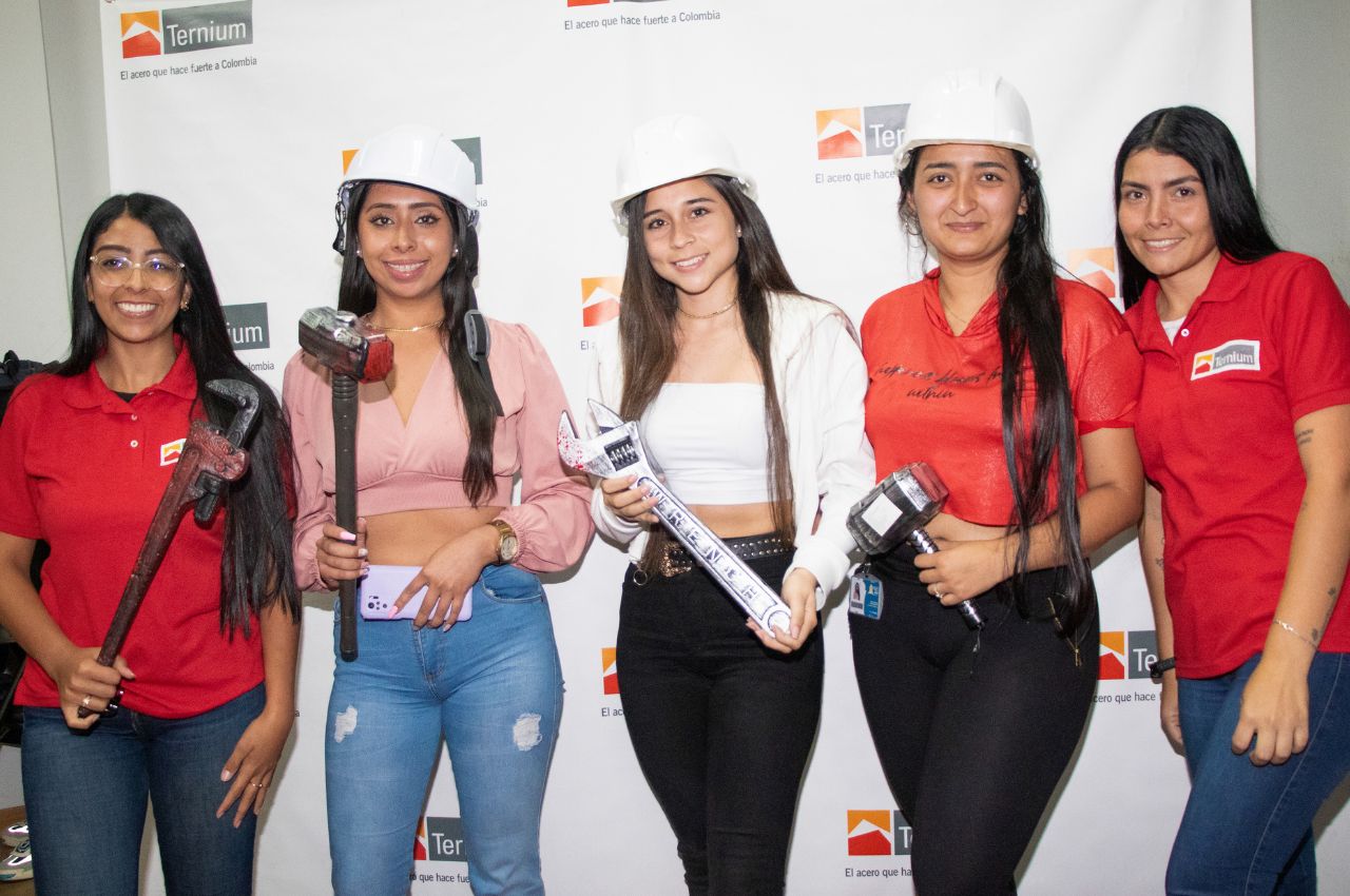 Personal de Ternium con estudiantes de la UAM después de la Charla realizada.