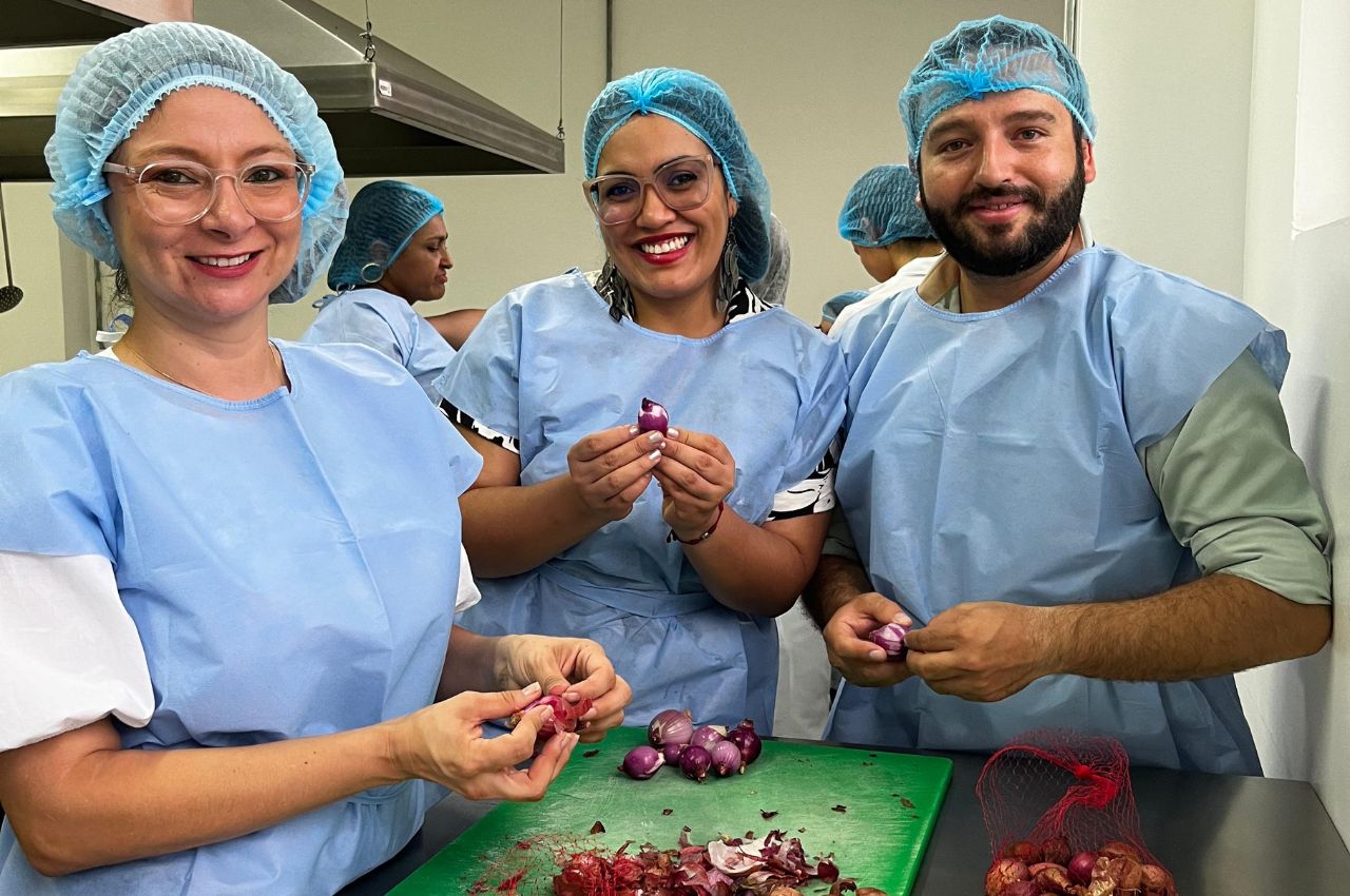 Estudiantes realizando preparaciones saludables.