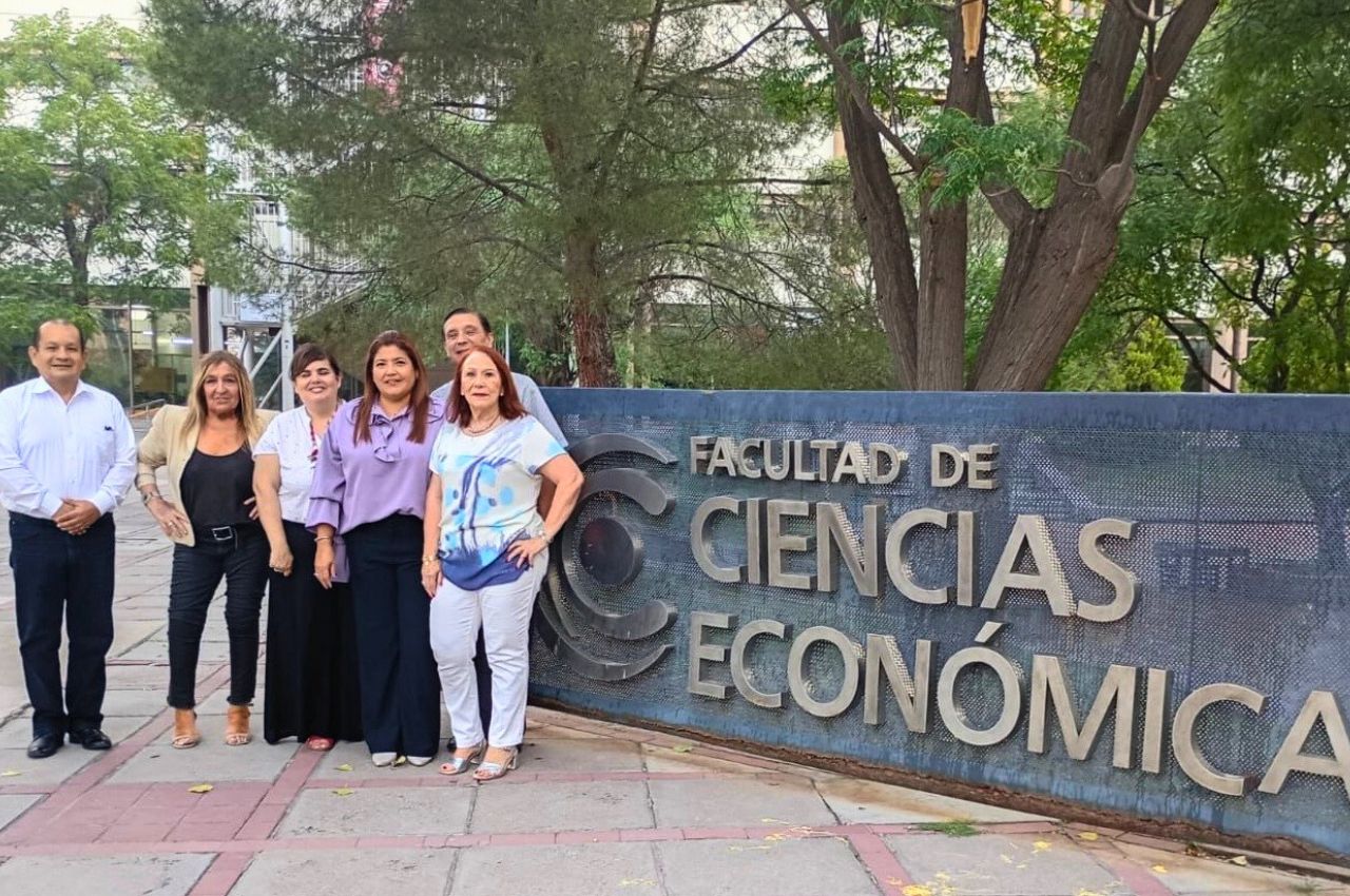 Tania Mackenzie en su sustentación de tesis de Doctorado. 