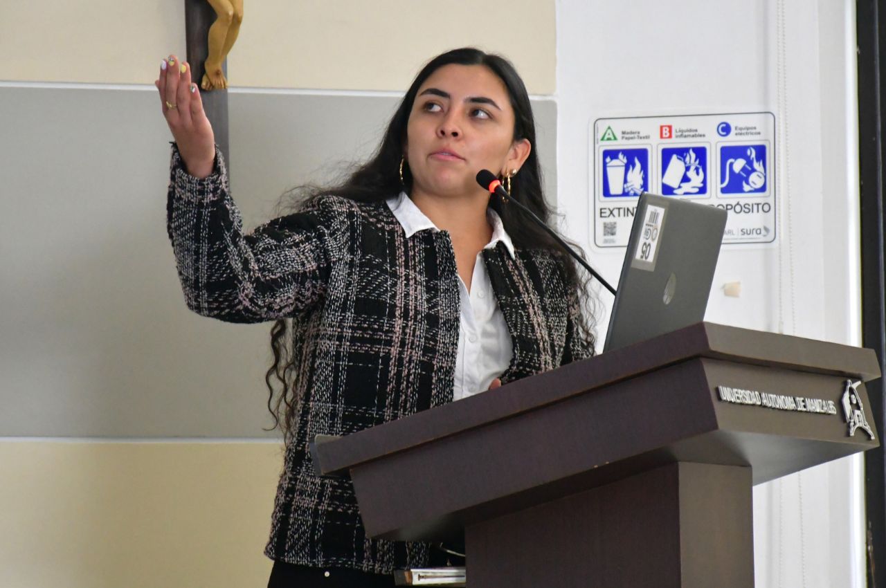 Manuela Hernández, organizadora del conversatorio "Desafío Globales: Clima, Energía y Seguridad".