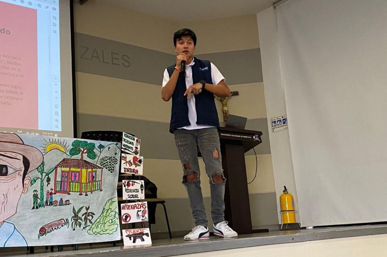 Estudiante expone su iniciativa en el pitch.