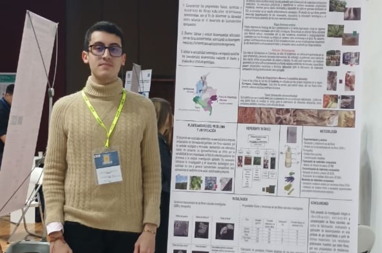 Estudiante con su ponencia