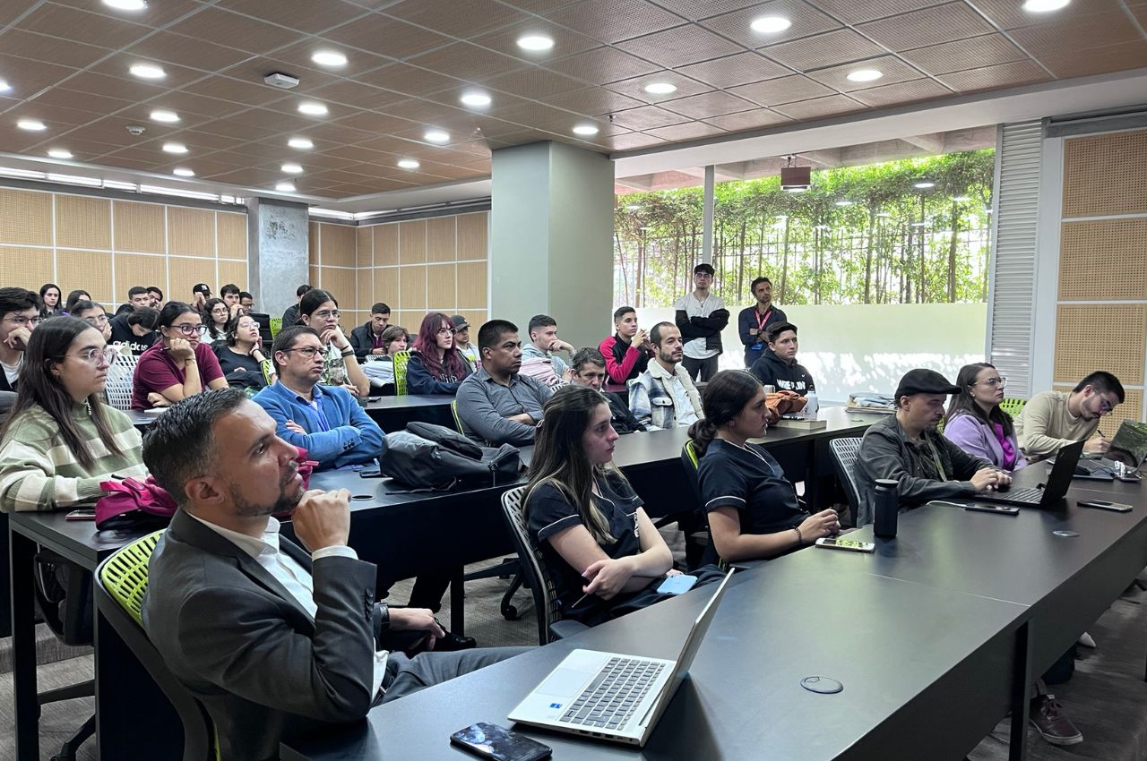 estudiantes, docentes e investigadores estuvieron en la chara relacionada con la nanotecnología.