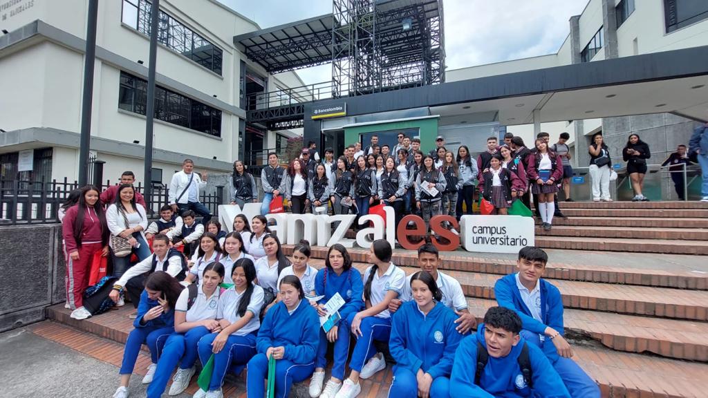 Estudiantes visitan universidades