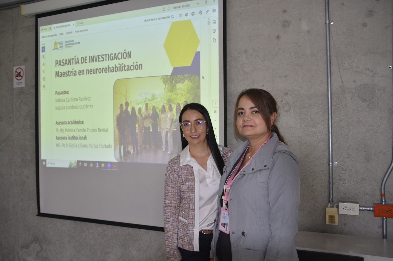 Una de las estudiantes, Natalia Carmona, comparte con la docente Mónica Pinzón.