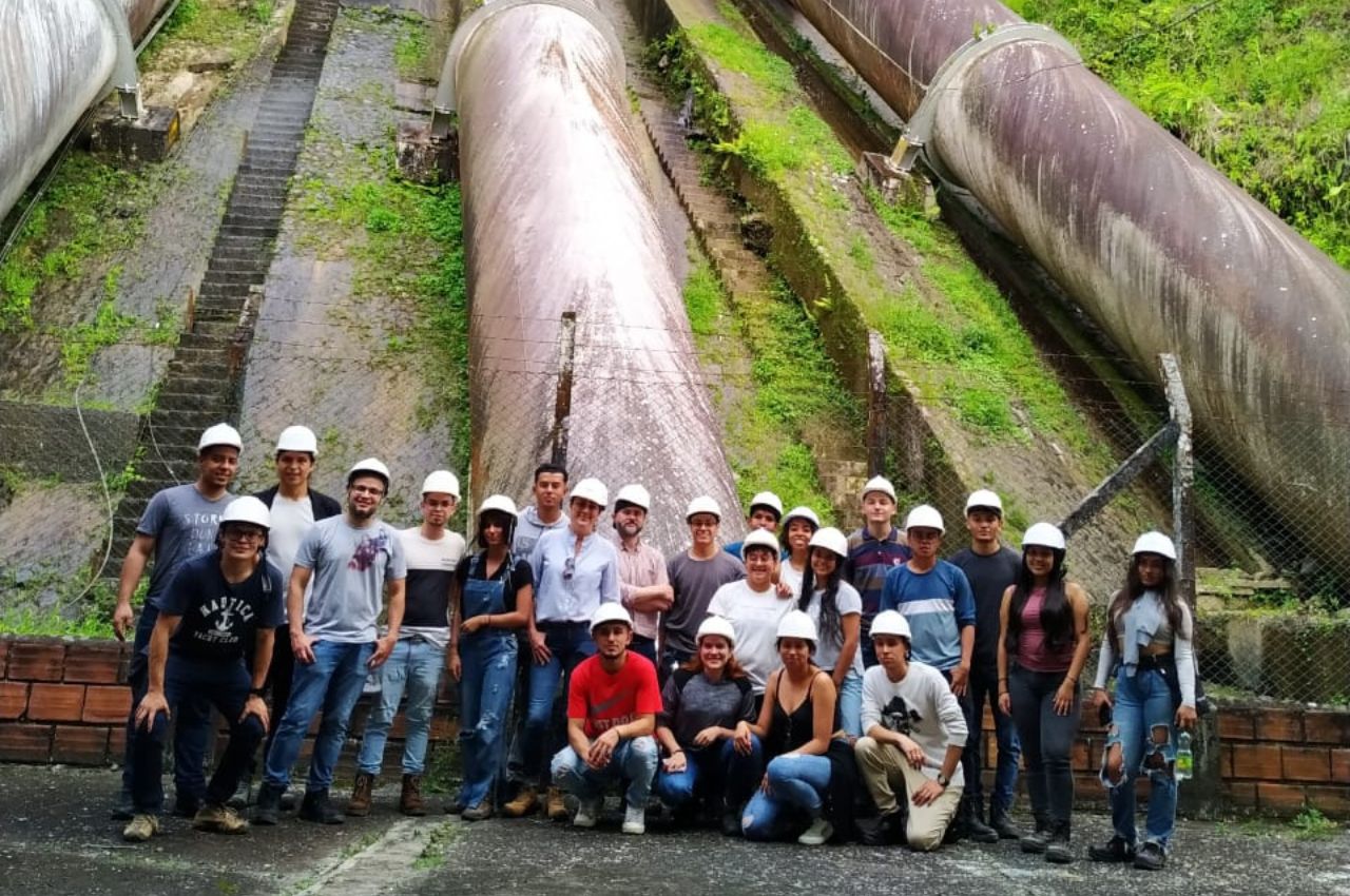 Estudiantes visitan plantas de generación de CHEC