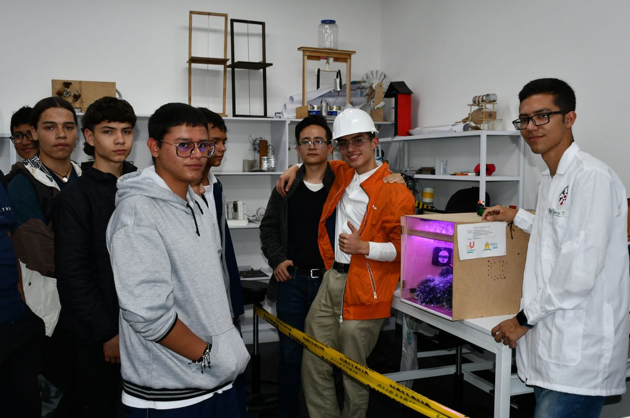 Estudiantes participan de la Feria de Proyectos en la UAM.