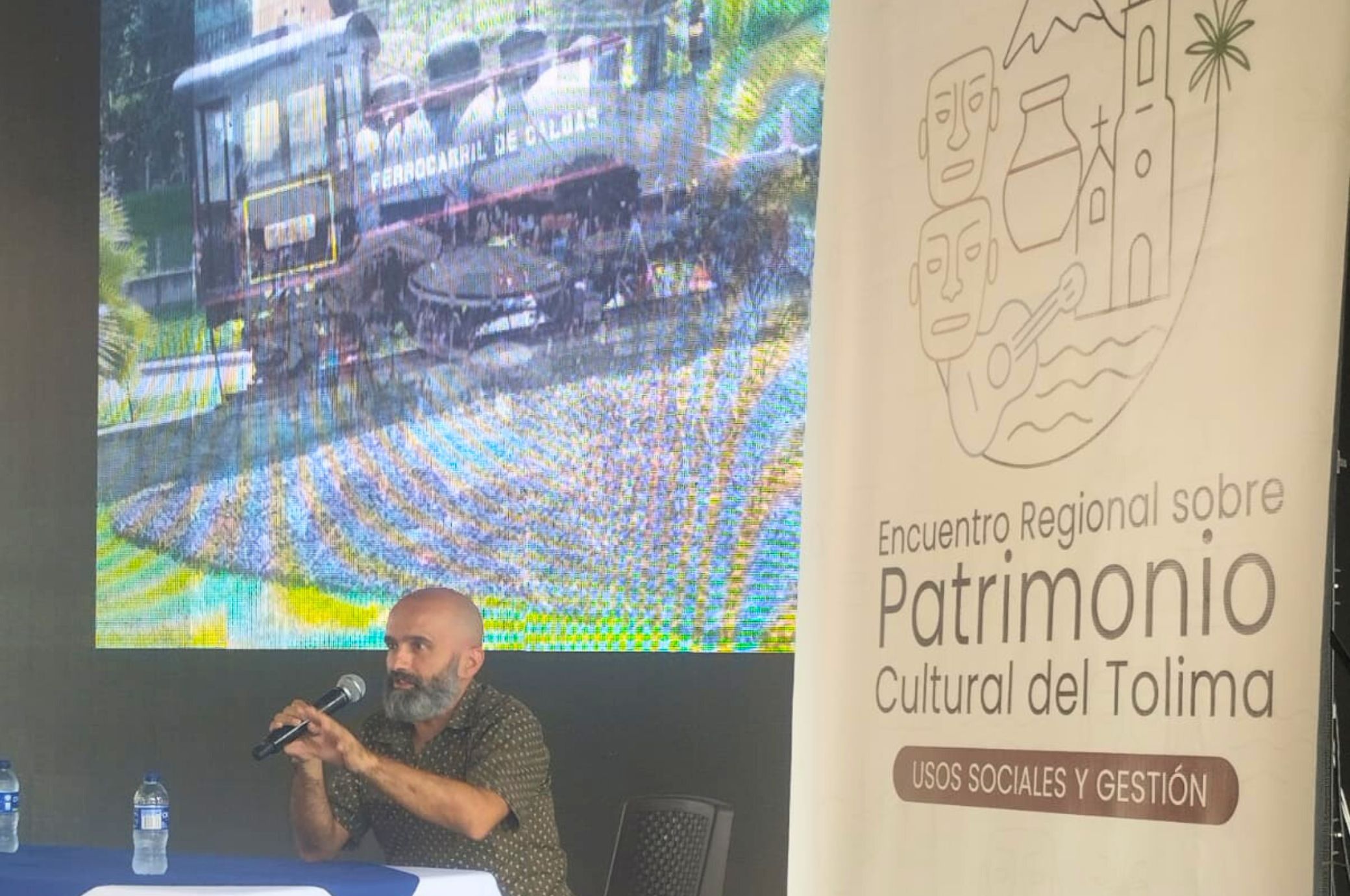 Profesor Fredy en el Encuentro Regional de Patrimonio. 