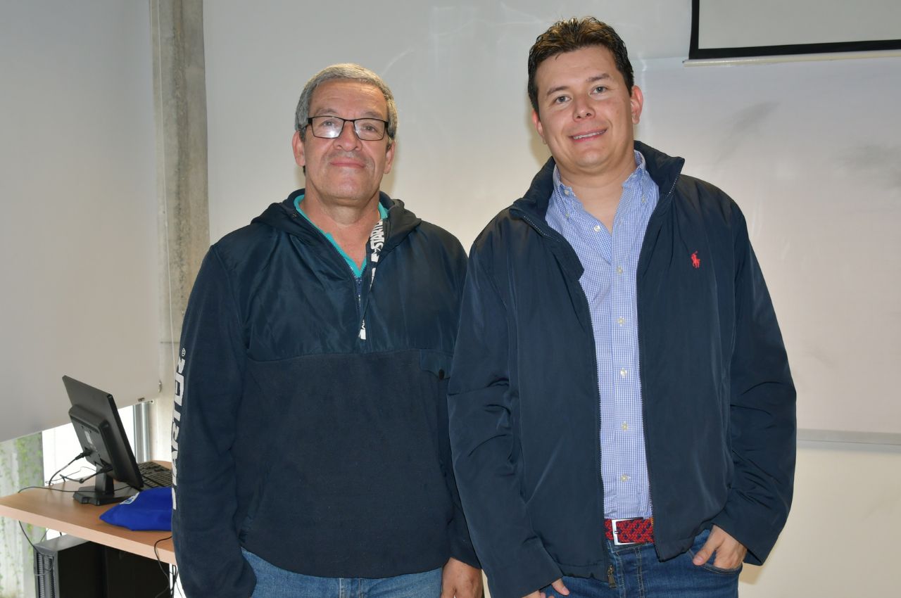 Fintech. El profesor Jairo Carmona Grajales comparte con el docente invitado Yecid Fuentes García.