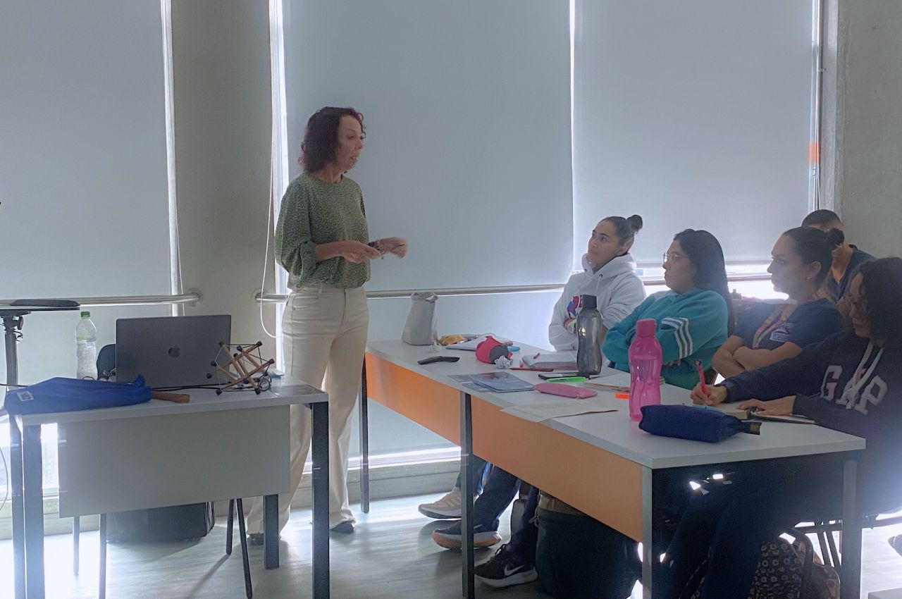 Docente Editza Josefina Machado con estudiantes de la Especialización Fisioterapia, Ortopedia y Traumatología.