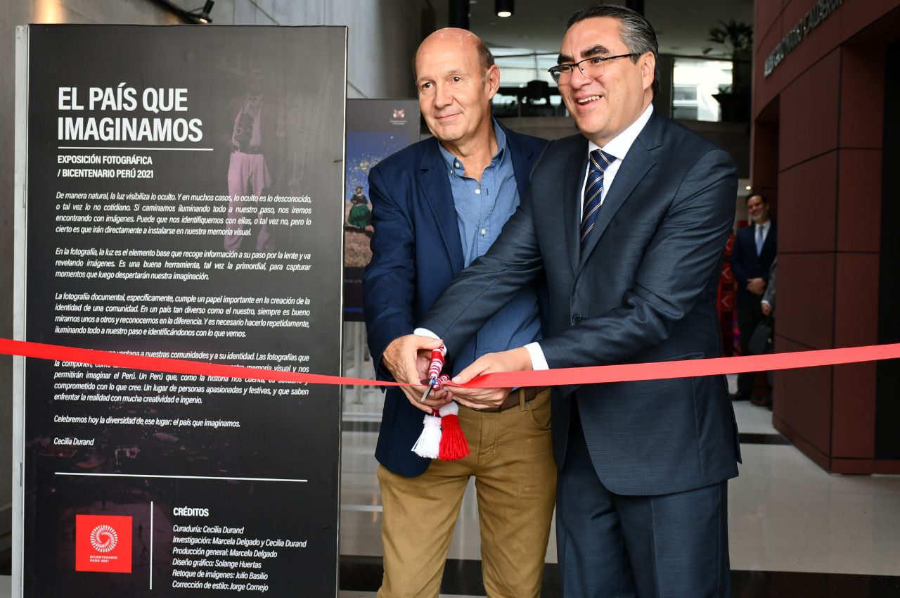 Apertura de muestra fotografíca con embajada de Perú 