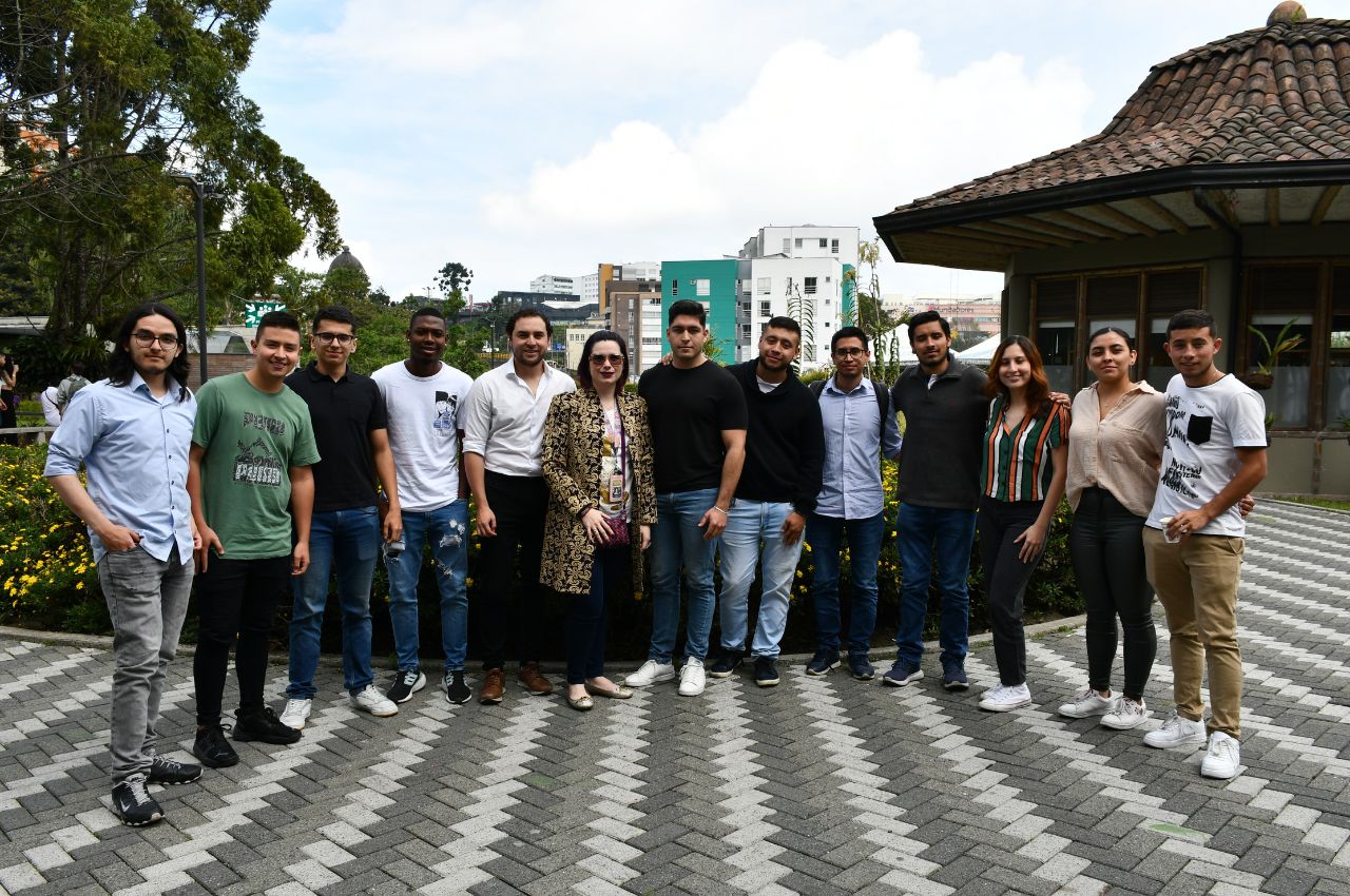 Camilo Alarcón Nieto, graduado de la UAM, comparta con lo estudiantes de Economía en el Parque de Los Estudiantes.