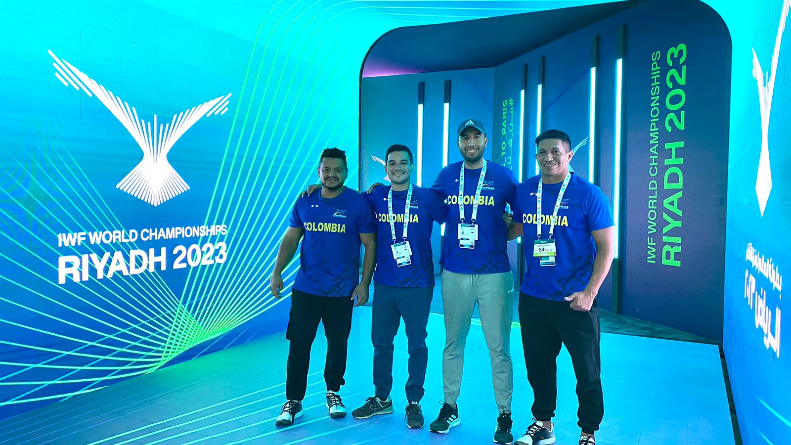 Nicolás Andrés Acosta González, graduado UAM, comparte con sus compañeros de Selección.