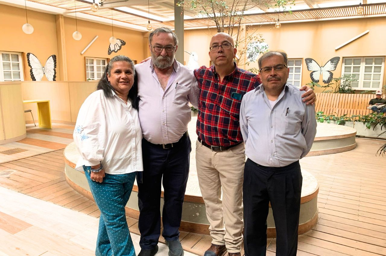 El graduado de la UAM comparte con docentes en las instalaciones de institución.