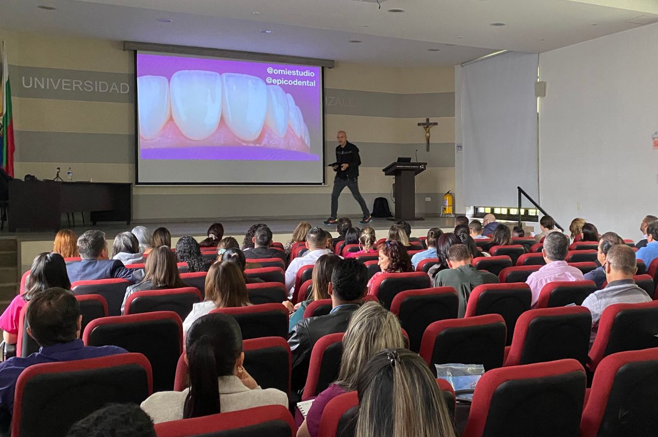 Graduado vuelve a la UAM a hablar de Odontología