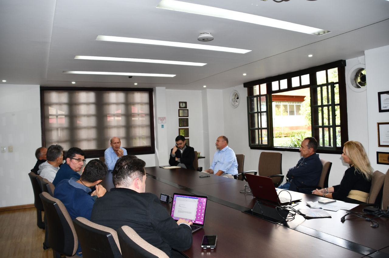 Reunión con directivas de la UAM y los graduados.