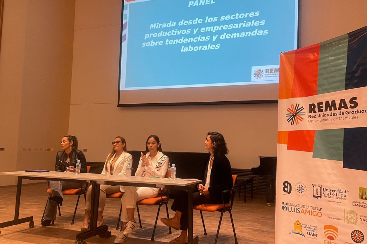 Participación de graduados en el conversatorio.