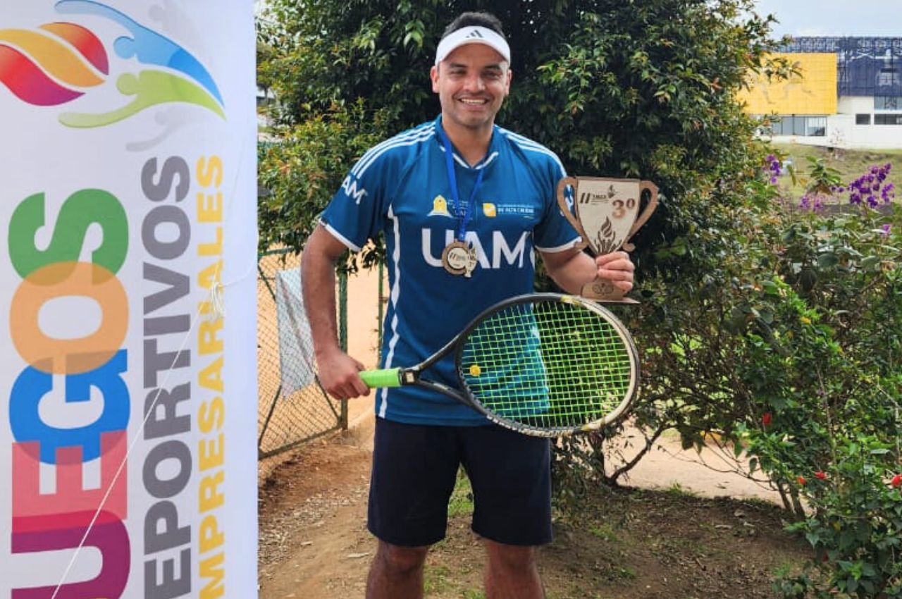 Alejandro Arango con su trofeo de tercer lugar.