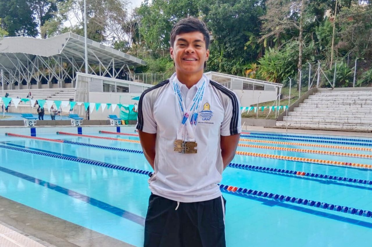 Representante UAM en Natación con sus medallas.