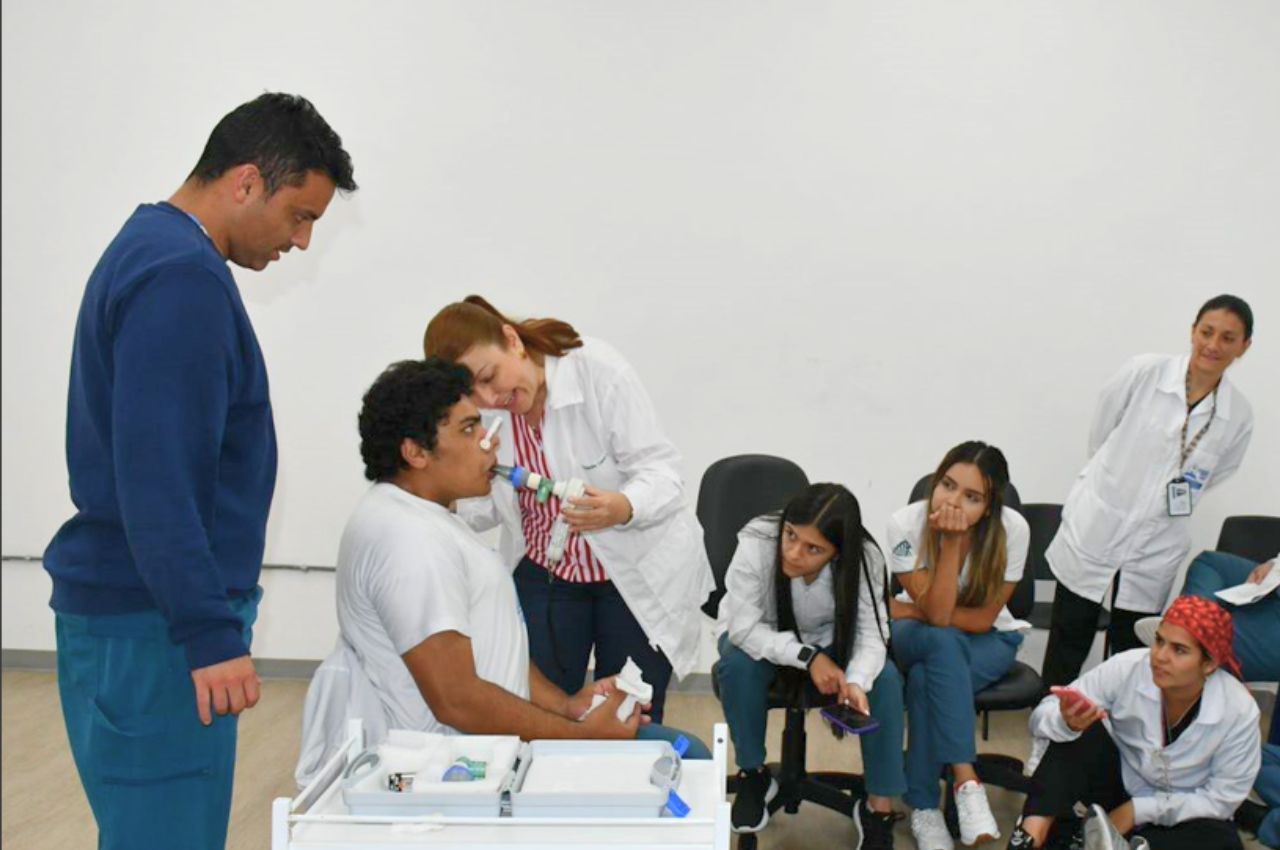 Estudiantes de Fisioterapia realizan prácticas de laboratorio