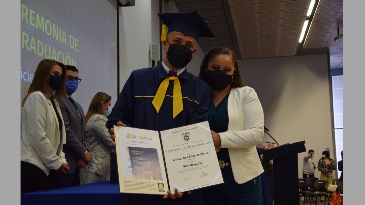 madre e hijo reciben diplomada UAM