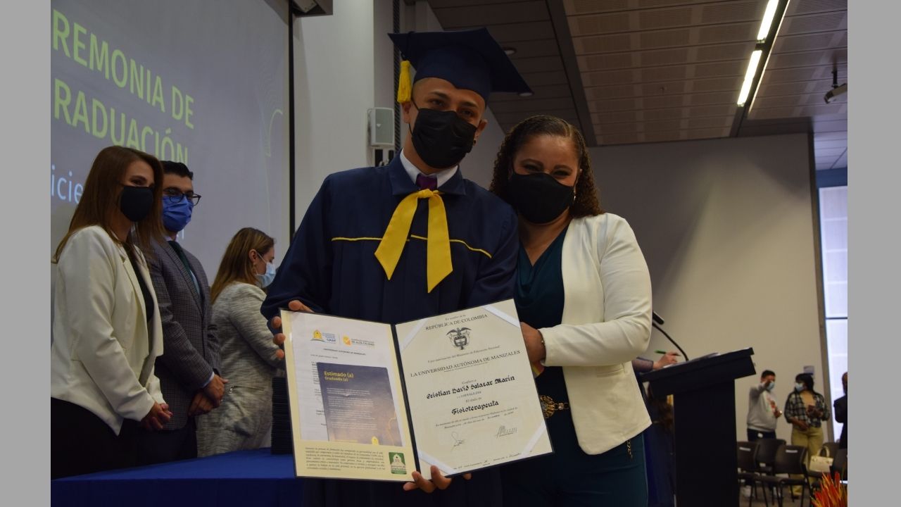 recibo_diploma_madre_e_hijo