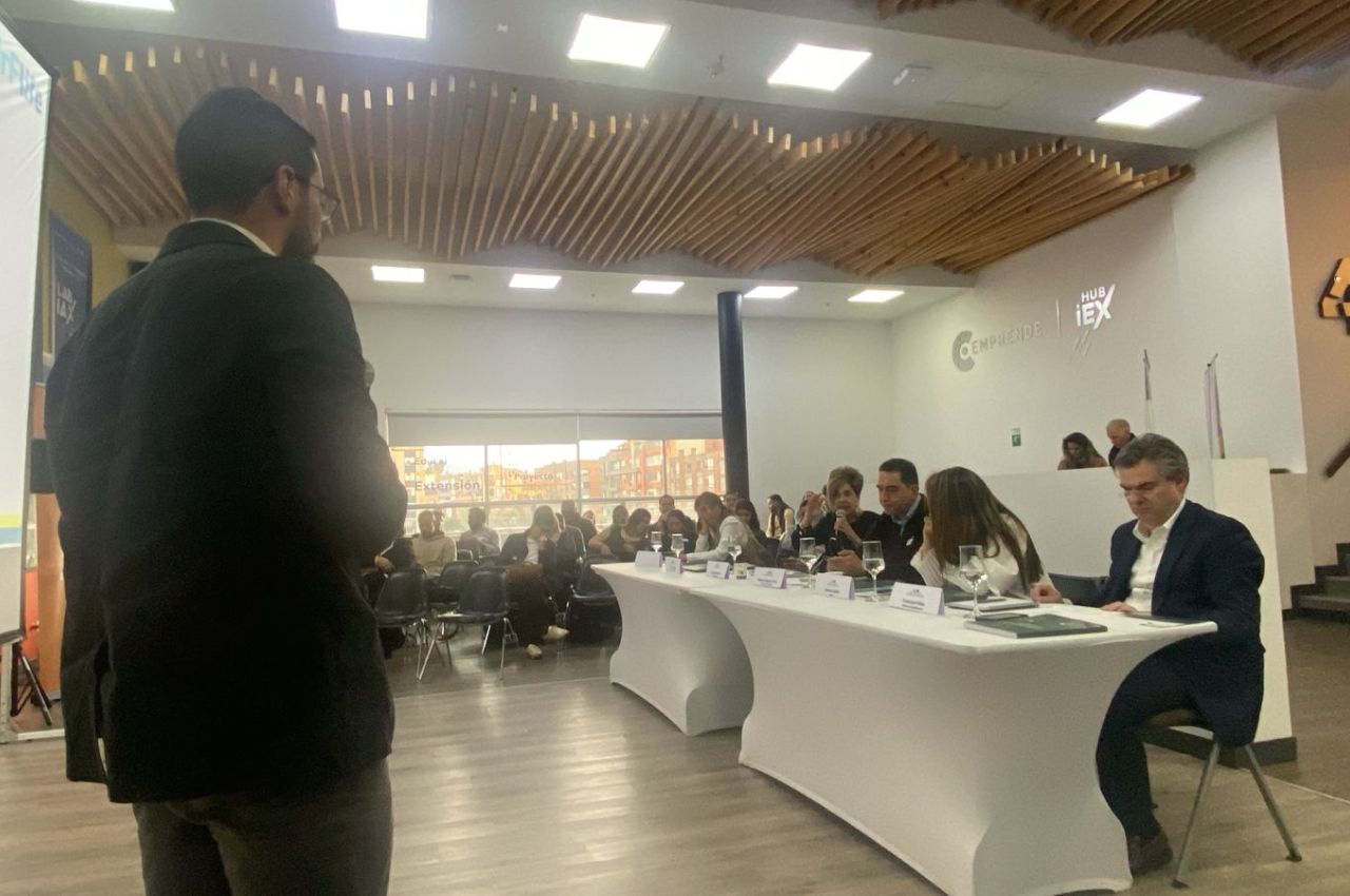 El docente Mateo Hurtado Hernández dio a conocer el dispositivo CPAP AirFlife en el evento Creando Salud para el Futuro.