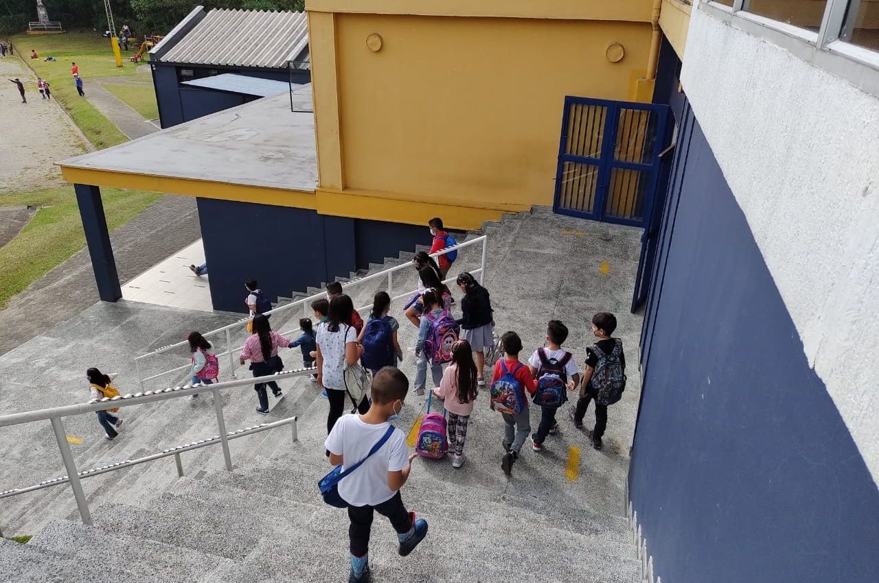 niños estudiando inglés