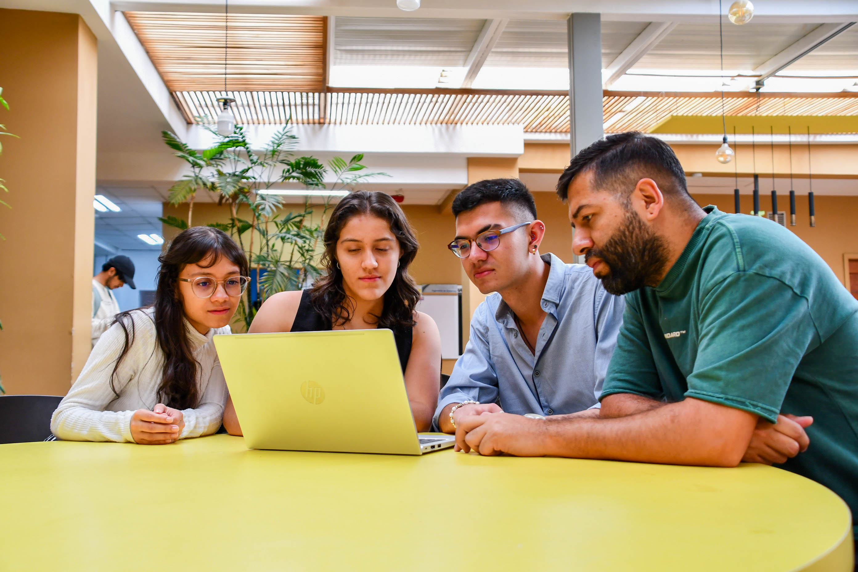 Grupo de estudiantes buscando programas académicos