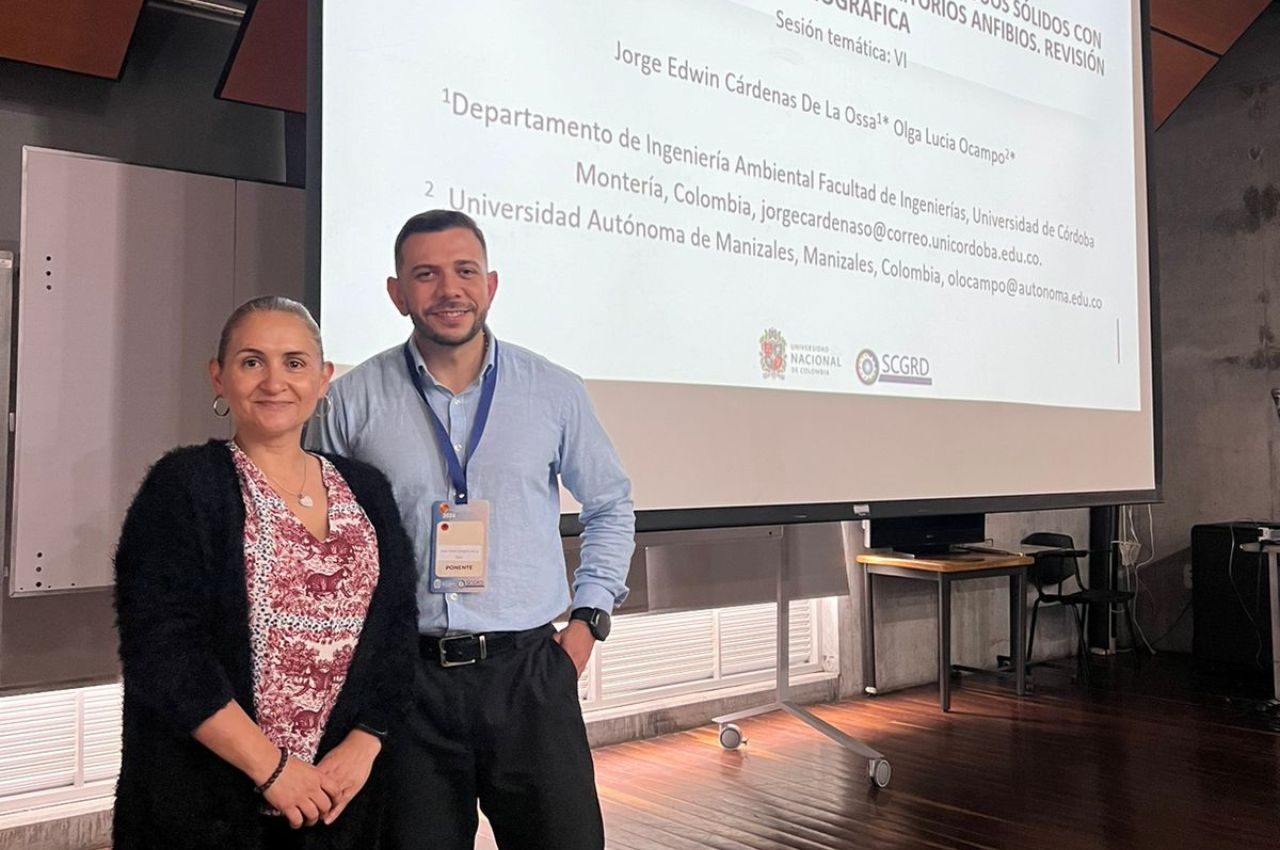 La docente Olga Lucía Ocampo López y Jorge Cárdemas De La Ossa durante la presentación de la ponencia.
