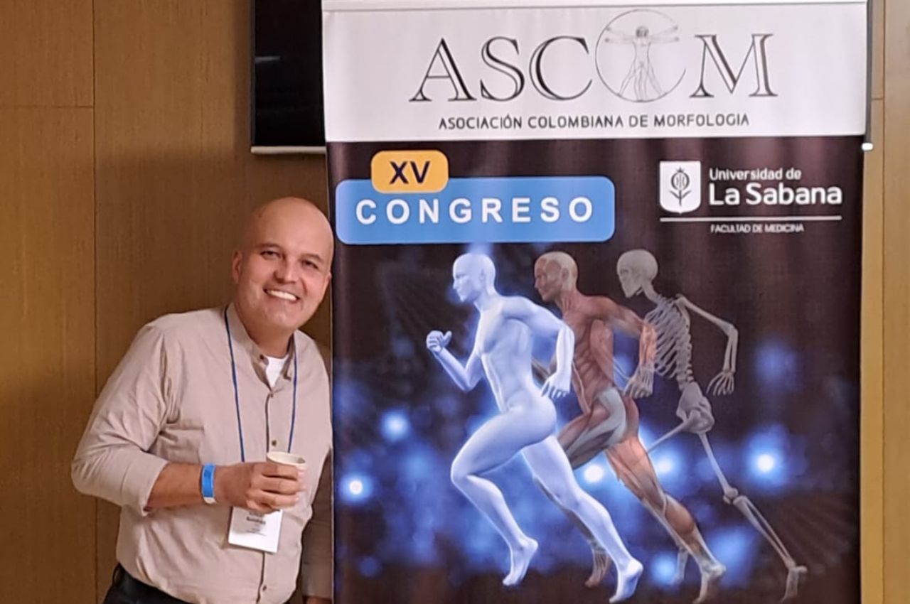 El docente Oscar Andrés Alzate celebra su reelección en el Congreso de Morfología.