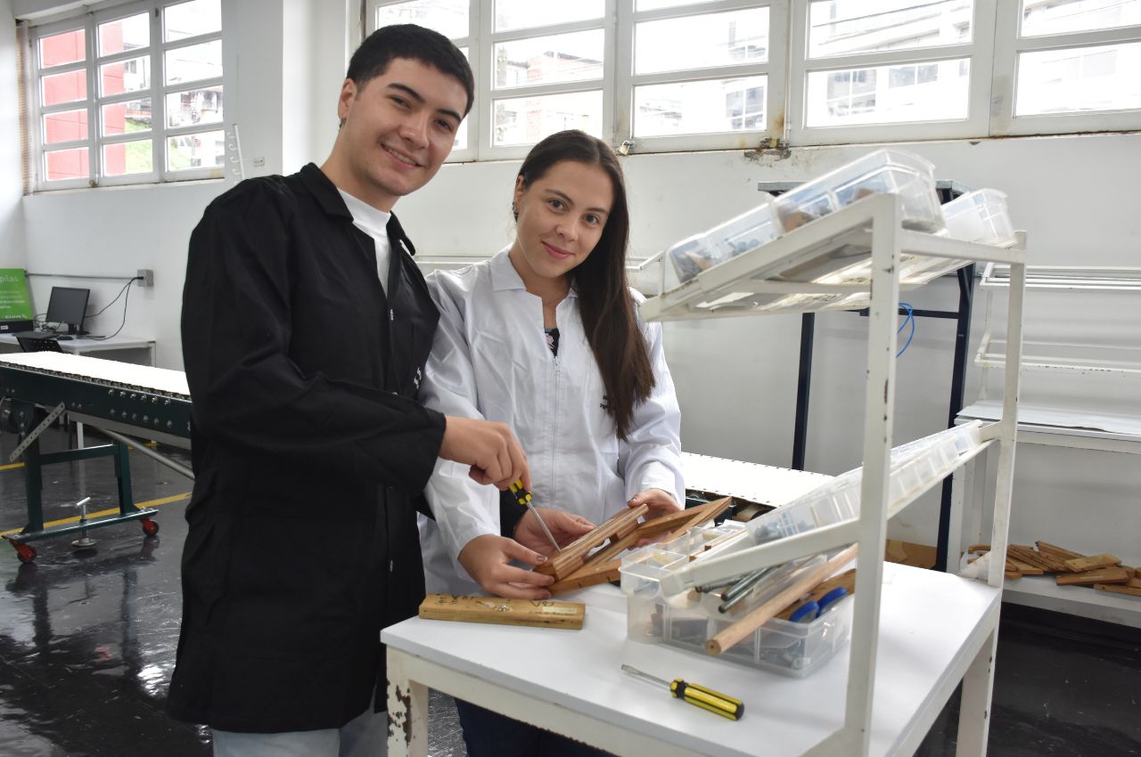 Estudiantes en laboratorio de la Universidad Autónoma de Manizales