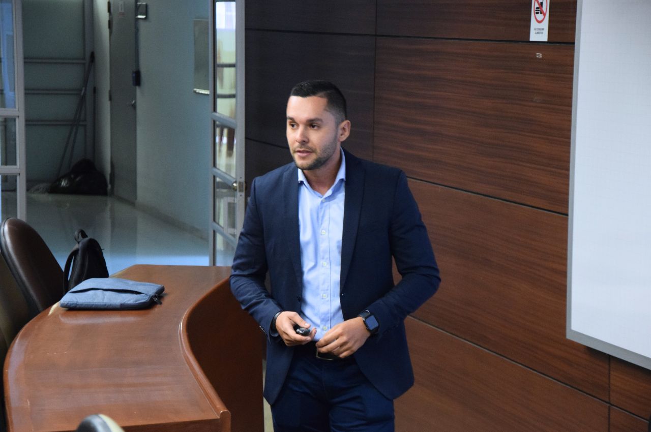 Cesar Augusto en sustentación de Maestría en Actividad Física y Deporte