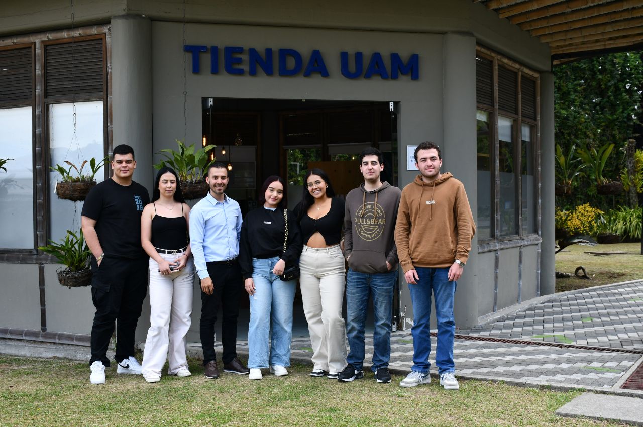 Estudiantes en la Tienda UAM