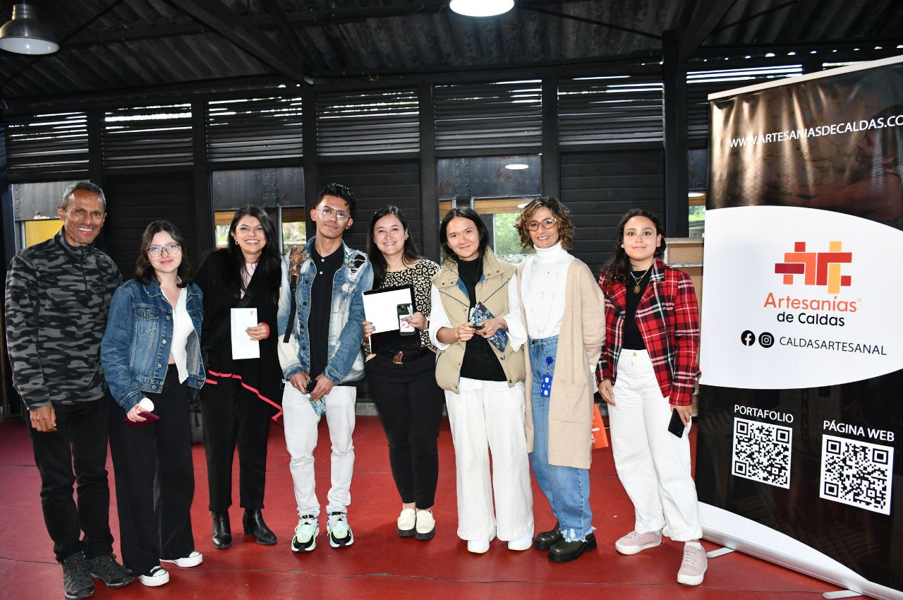 Uno de los equipos premiados en esta jornada con el sector empresarial junto con las docentes.