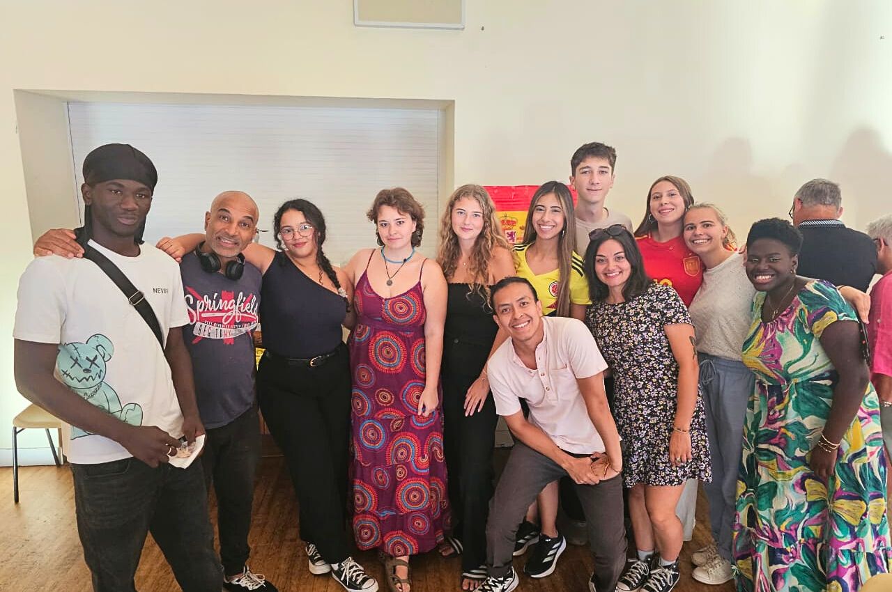 Geraldine y sus compañeros en el voluntariado intercultural.