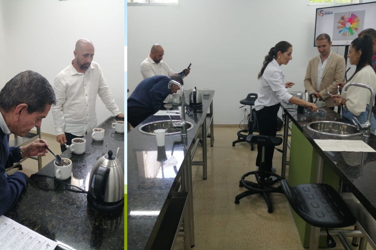 Caficultores del proyecto ZASCA en taller te catación de café