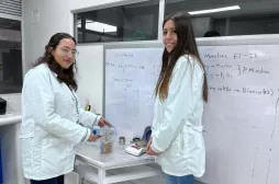 Estudiantes chilenas realizan pasantía de investigación sobre nanopartículas.