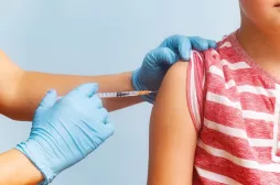Fiebre amarilla: todo lo que debes saber persona vacunándose contra la fiebre amarilla