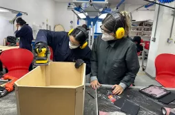 Diseño Industrial de la UAM recibió reacreditación de Alta Calidad Estudiantes de Diseño Industrial de la UAM en el Taller de Maderas
