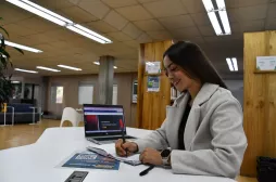 6 Ventajas de la educación virtual Estudiante disfruta de las ventajas de la educación virtual que ofrece la Universidad Autónoma de Manizales