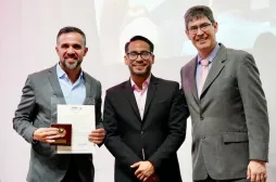 La UAM fue reconocida por su compromiso con la calidad y la excelencia en la formación en ingeniería Decano de Ingeniería recibiendo reconocimiento de ACOFI