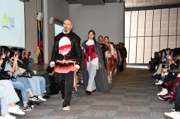 Modelos en la pasarela de los Rápidos de Diseño de Modas