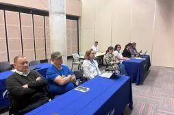 Equipo de trabajo de voluntariado se reúne en el auditorio