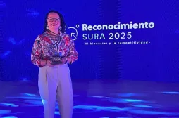 La estrategia Vive UAM, Vive Más Longevo recibe el Reconocimiento SURA 2025 Paulina Madrid con el Reconocimiento Sura 2025