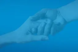 dos manos cogidas ayudando la una a la otra